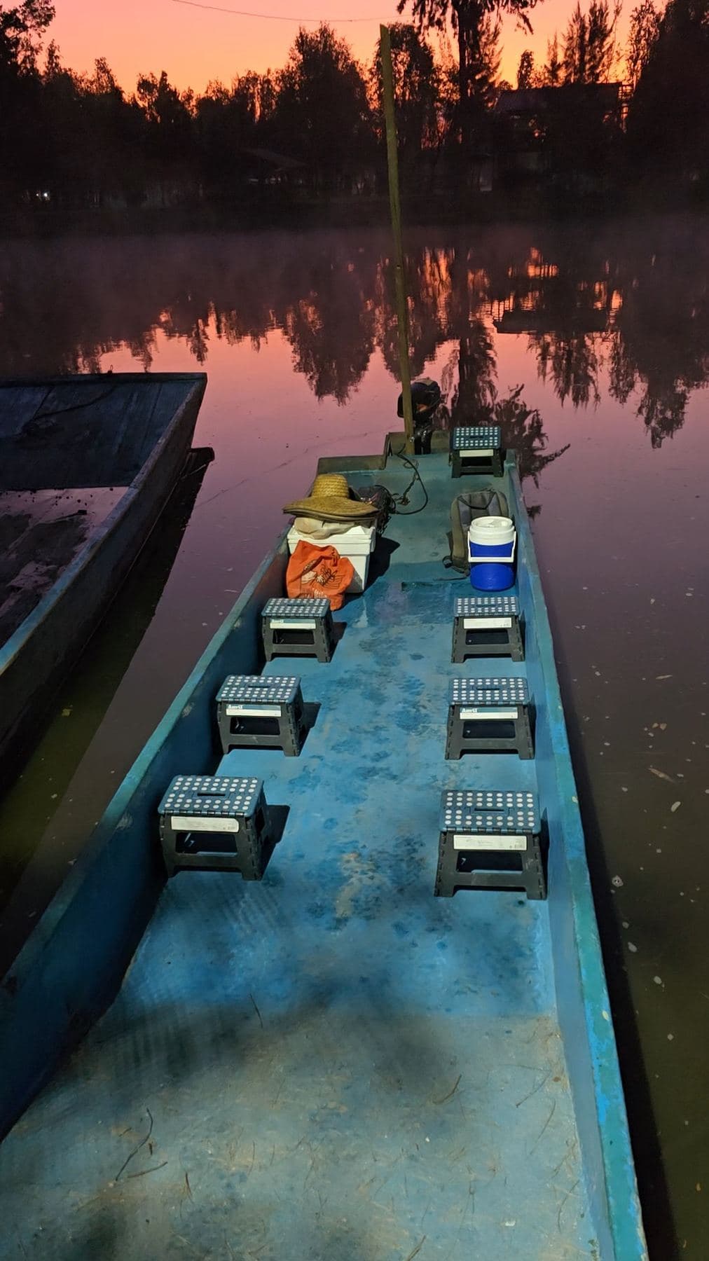 Embarcación con mesa servida sobre el canal al amanecer