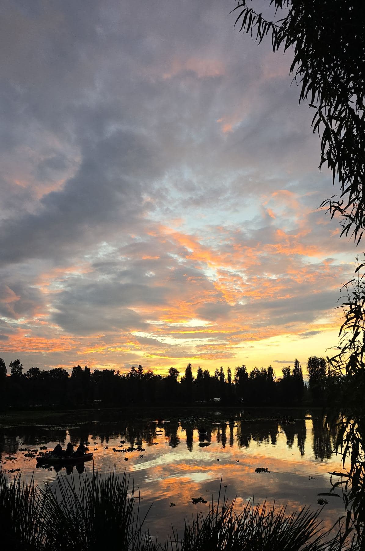 Nubes encendidas por el amanecer sobre el lago