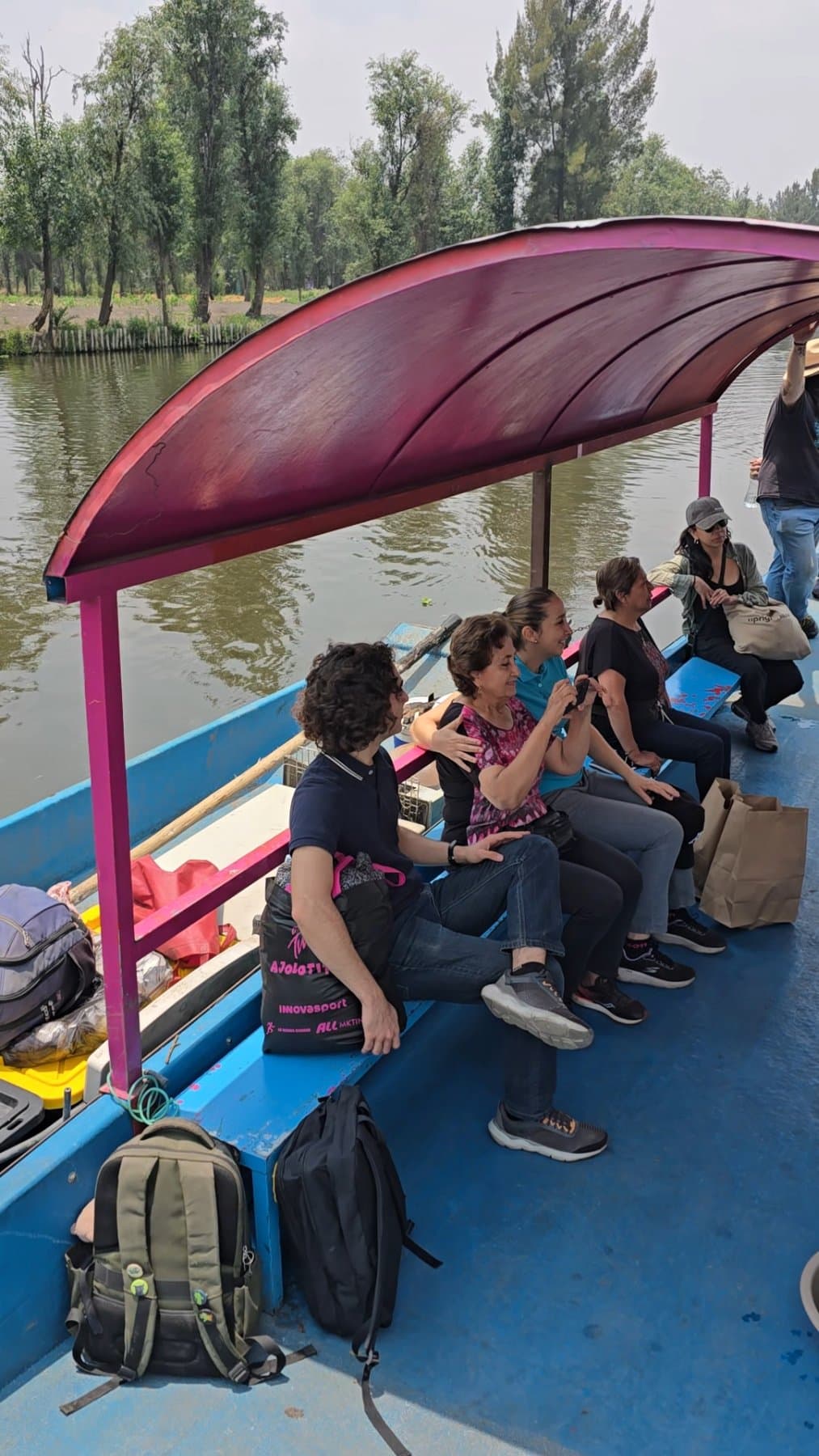 Mamá disfrutando del Mariachi en los canales